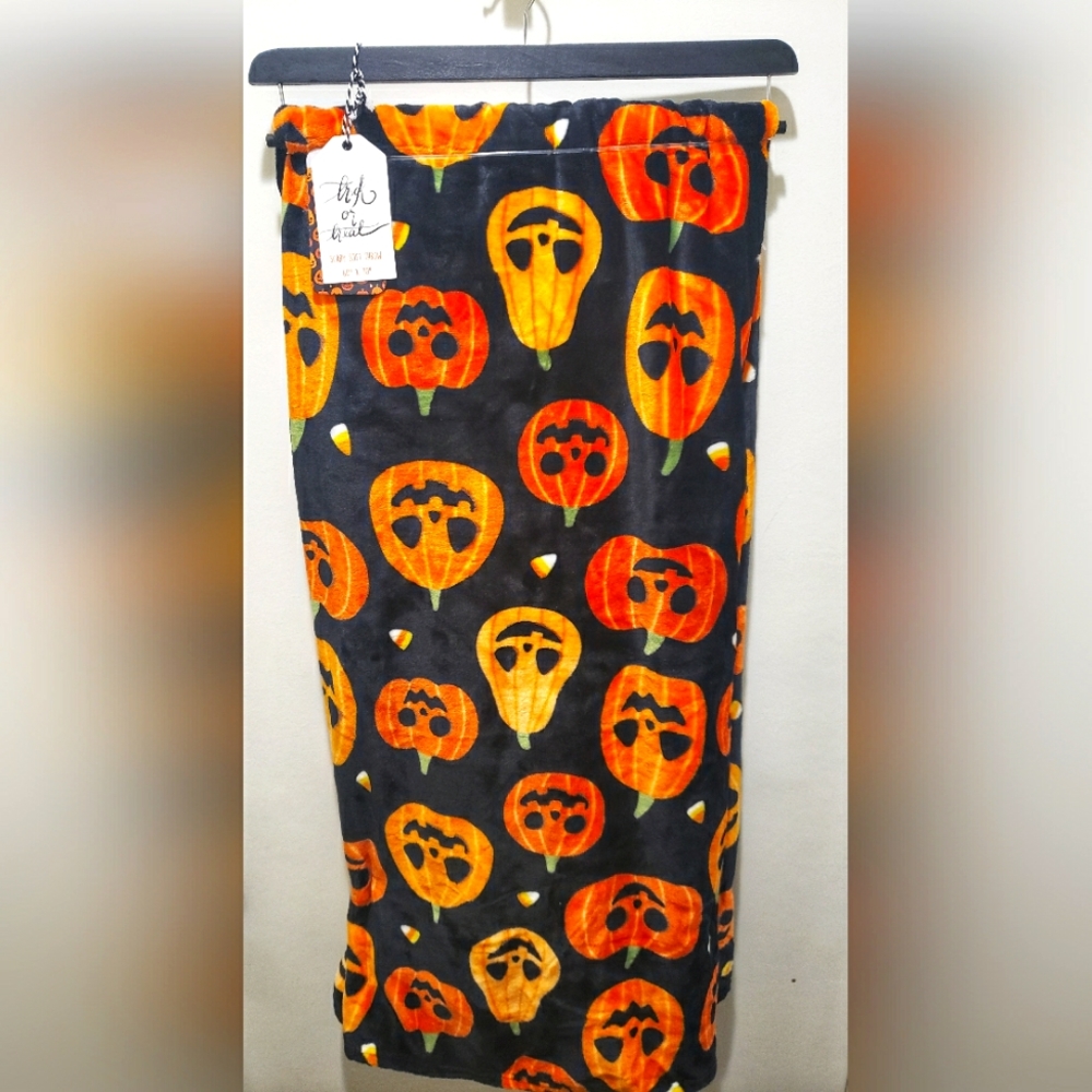 SUPER CUTE and Soft 🎃 Halloween Pumpkin Black plush throw blanket.